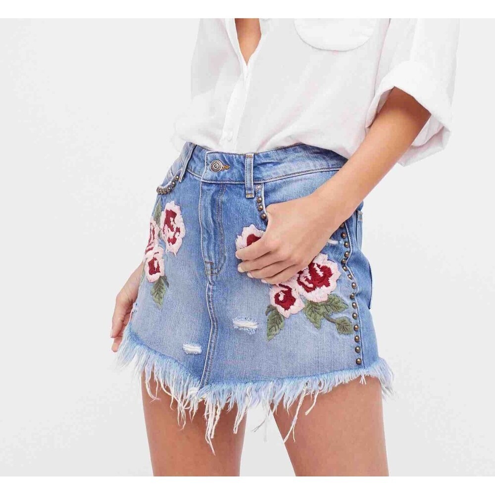 Free People size 27 Blue Wild Rose Ember Mini Denim Skirt Raw‎ Hem Floral